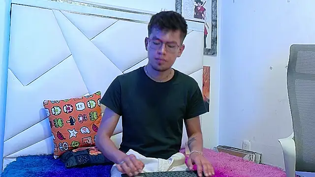 Snapshot of NICK_VERS chatting on 12/04/25, 10:40 NICK VERS online show from 12/04/25, 10:40