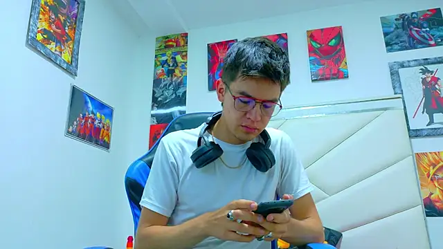 Snapshot of NICK_VERS chatting on 12/16/25, 08:47 NICK VERS online show from 12/16/25, 08:47