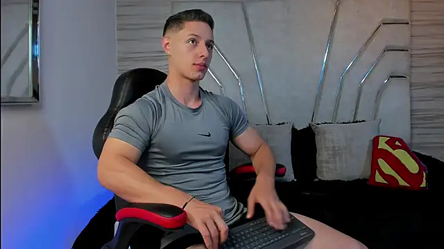 Snapshot of MAXTHOMSON chatting on 11/08/25, 11:14 MAXTHOMSON online show from 11/08/25, 11:14