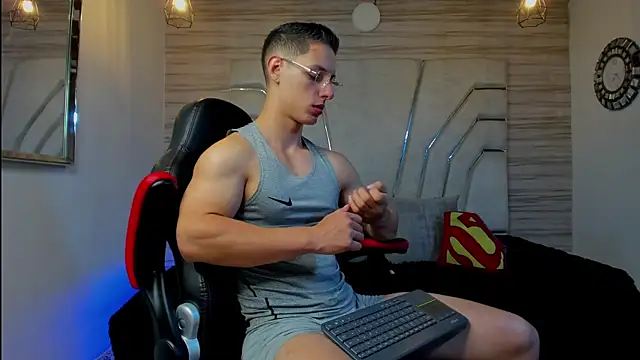 Snapshot of MAXTHOMSON chatting on 11/21/25, 04:44 MAXTHOMSON online show from 11/21/25, 04:44