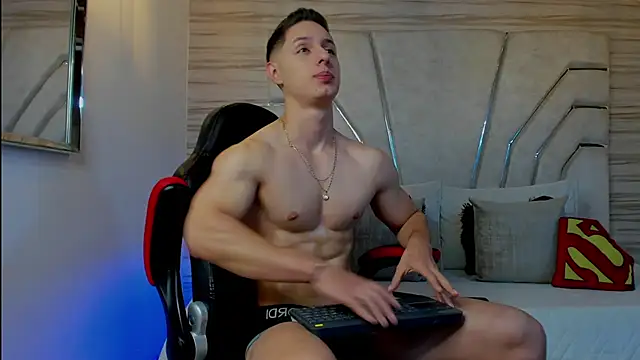 Snapshot of MAXTHOMSON chatting on 12/20/25, 11:56 MAXTHOMSON online show from 12/20/25, 11:56