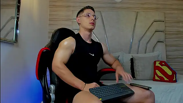 Snapshot of MAXTHOMSON chatting on 01/17/26, 01:54 MAXTHOMSON online show from 01/17/26, 01:54