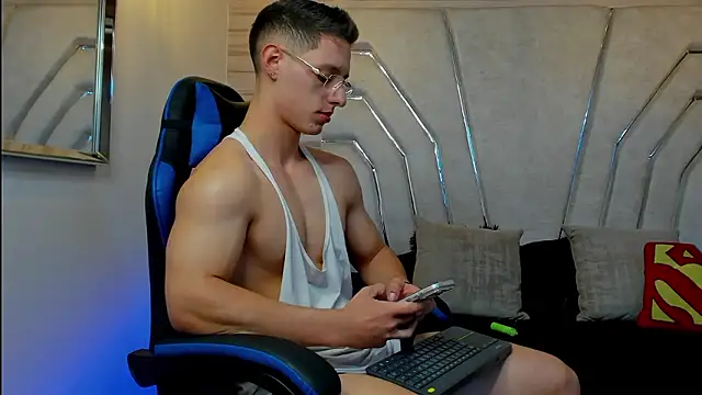 Snapshot of MAXTHOMSON chatting on 02/05/26, 05:45 MAXTHOMSON online show from 02/05/26, 05:45