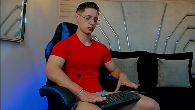 Snapshot of MAXTHOMSON chatting on 02/06/26, 01:43 MAXTHOMSON online show from 02/06/26, 01:43