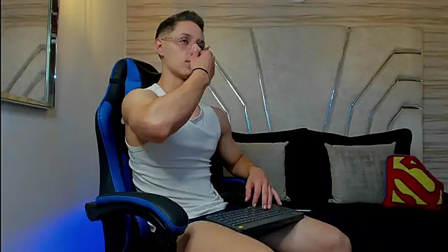 Snapshot of MAXTHOMSON chatting on 02/13/26, 07:04 MAXTHOMSON online show from 02/13/26, 07:04