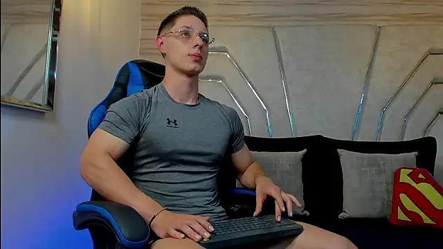 Snapshot of MAXTHOMSON chatting on 02/14/26, 12:29 MAXTHOMSON online show from 02/14/26, 12:29