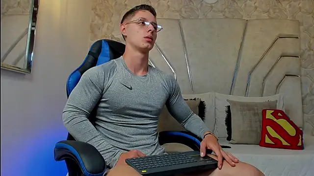 Snapshot of MAXTHOMSON chatting on 03/12/26, 01:23 MAXTHOMSON online show from 03/12/26, 01:23