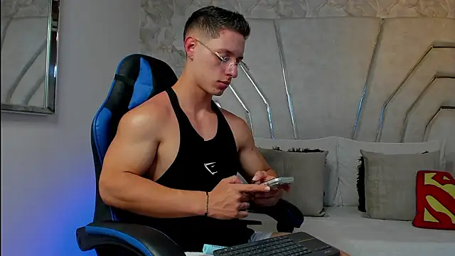 Snapshot of MAXTHOMSON chatting on 03/18/26, 01:31 MAXTHOMSON online show from 03/18/26, 01:31