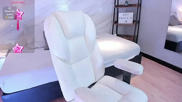 Snapshot of leo_and_mia chatting on 11/25/25, 12:38 leo and mia online show from 11/25/25, 12:38