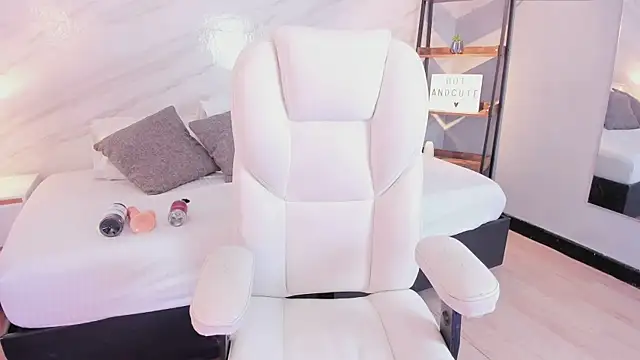 Snapshot of leo_and_mia chatting on 12/16/25, 12:32 leo and mia online show from 12/16/25, 12:32