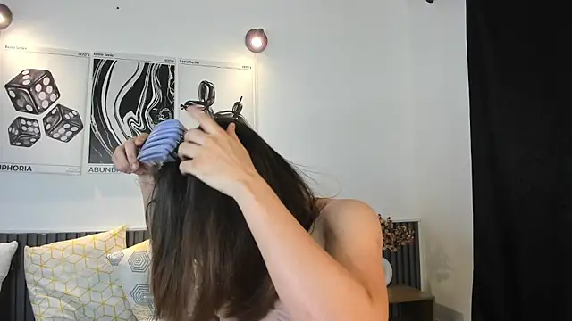 Cloe Bonne online show from 11/12/25, 07:46