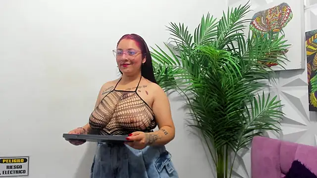 Snapshot of Anggie_Miller chatting on 12/17/25, 11:16 Anggie Miller online show from 12/17/25, 11:16