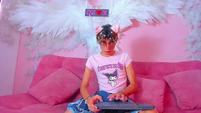 Snapshot of Leo_Glow chatting on 12/16/25, 01:16 Leo Glow online show from 12/16/25, 01:16