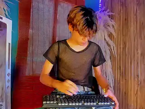 Snapshot of Leo_Glow chatting on 12/19/25, 12:45 Leo Glow online show from 12/19/25, 12:45