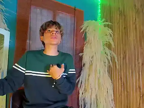 Snapshot of Leo_Glow chatting on 12/20/25, 07:21 Leo Glow online show from 12/20/25, 07:21