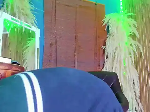 Snapshot of Leo_Glow chatting on 12/21/25, 09:05 Leo Glow online show from 12/21/25, 09:05