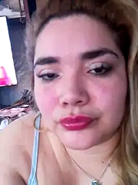 Modelocurvi online show from 10/31/25, 02:18