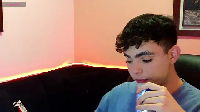 petitegigant33 online show from 10/31/25, 02:56