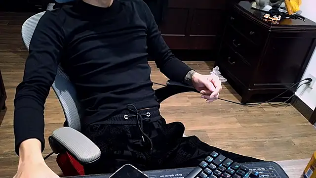 Snapshot of _lulu9999_ chatting on 12/14/25, 02:55 lulu9999 online show from 12/14/25, 02:55