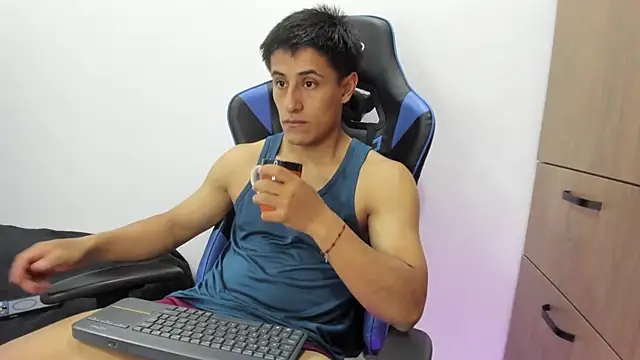 Snapshot of dorman_boy chatting on 11/06/25, 01:06 dorman boy online show from 11/06/25, 01:06