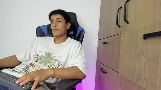 Snapshot of dorman_boy chatting on 11/12/25, 03:40 dorman boy online show from 11/12/25, 03:40