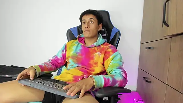 Snapshot of dorman_boy chatting on 11/17/25, 11:43 dorman boy online show from 11/17/25, 11:43