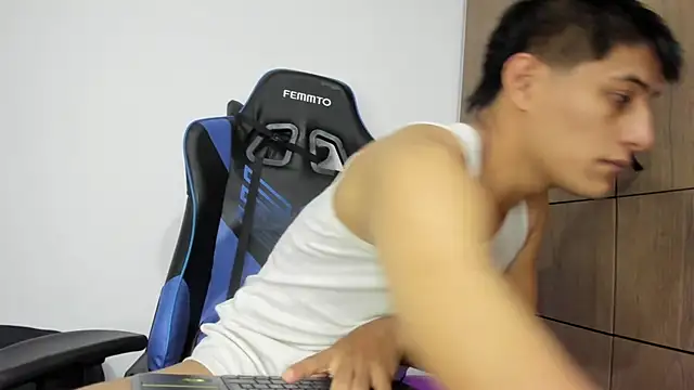 Snapshot of dorman_boy chatting on 12/05/25, 01:58 dorman boy online show from 12/05/25, 01:58