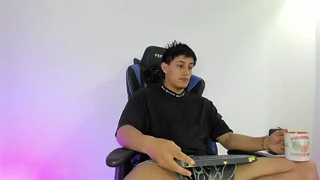 Snapshot of dorman_boy chatting on 12/17/25, 04:40 dorman boy online show from 12/17/25, 04:40