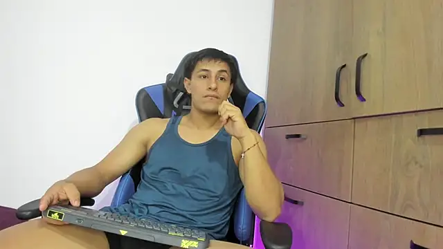 Snapshot of dorman_boy chatting on 12/19/25, 02:40 dorman boy online show from 12/19/25, 02:40