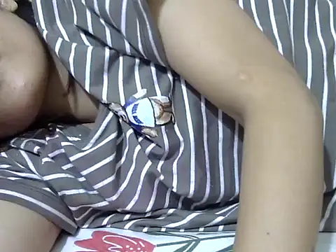 Snapshot of maira_33 chatting on 03/05/26, 04:25 maira 33 online show from 03/05/26, 04:25