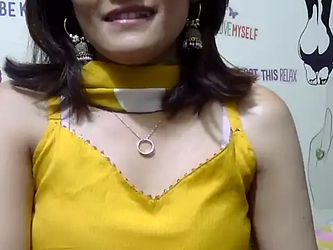 Snapshot of maira_33 chatting on 03/08/26, 04:22 maira 33 online show from 03/08/26, 04:22