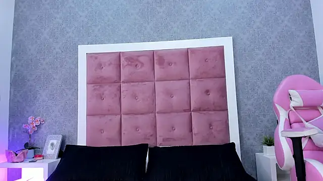 ailenaranda online show from 11/22/25, 12:15