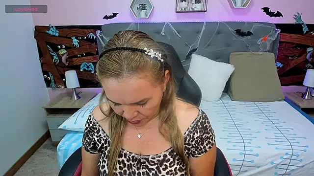  sarah lovely online show from 10/31/25, 03:13