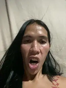 Snapshot of bellaUtops chatting on 11/23/25, 12:32 bellaUtops online show from 11/23/25, 12:32