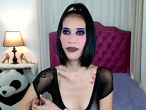 Snapshot of bellaUtops chatting on 11/25/25, 04:34 bellaUtops online show from 11/25/25, 04:34