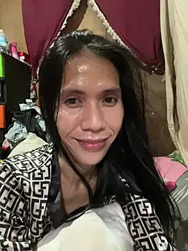 Snapshot of bellaUtops chatting on 05/16/26, 03:25 bellaUtops online show from 05/16/26, 03:25