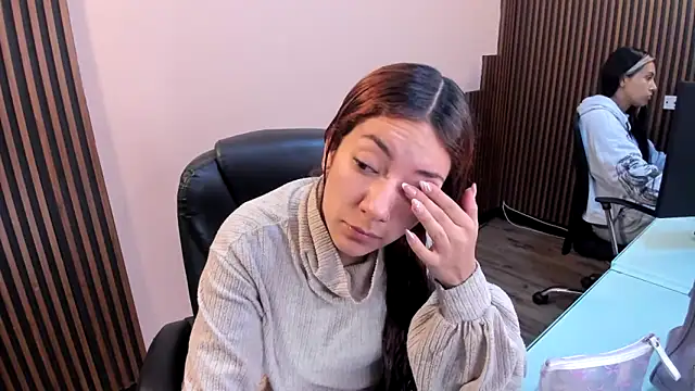 Snapshot of desk_desire chatting on 12/18/25, 11:27 desk desire online show from 12/18/25, 11:27