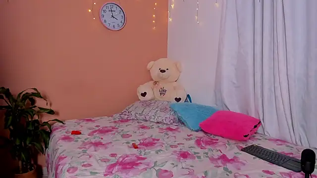 miah smith123 online show from 11/28/25, 08:55