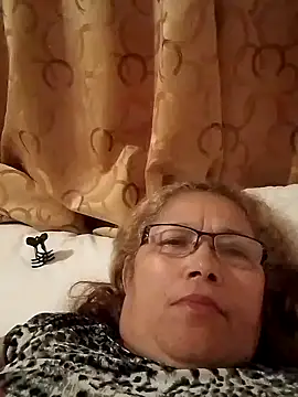 Snapshot of Cessi50 chatting on 11/13/25, 02:43 Cessi50 online show from 11/13/25, 02:43