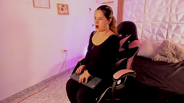 Snapshot of Dulce_Ferrer18 chatting on 03/30/26, 03:35 Dulce Ferrer18 online show from 03/30/26, 03:35