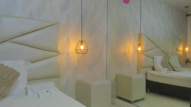 Snapshot of laurettedela_rouse chatting on 11/14/25, 11:09 laurettedela rouse online show from 11/14/25, 11:09