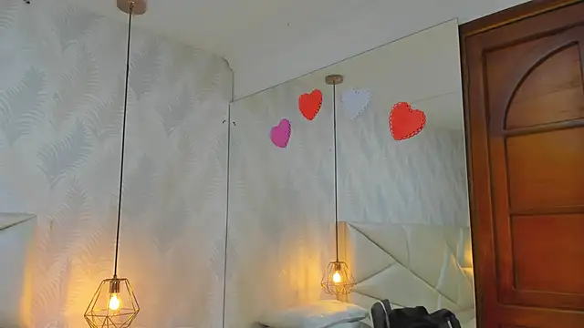 Snapshot of laurettedela_rouse chatting on 11/20/25, 10:37 laurettedela rouse online show from 11/20/25, 10:37