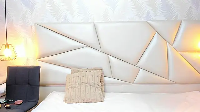 Snapshot of laurettedela_rouse chatting on 11/26/25, 11:22 laurettedela rouse online show from 11/26/25, 11:22