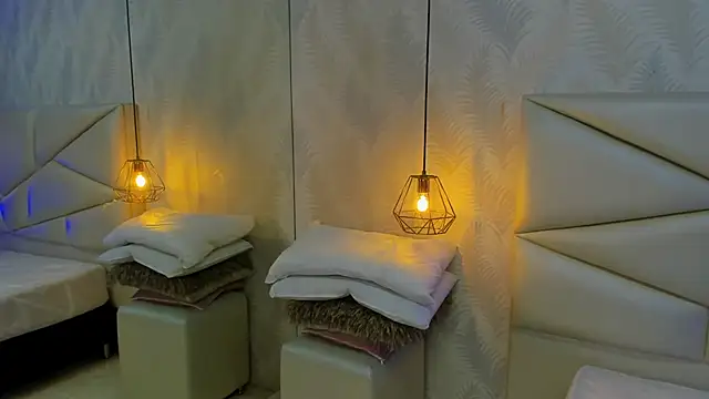 Snapshot of laurettedela_rouse chatting on 12/04/25, 11:30 laurettedela rouse online show from 12/04/25, 11:30