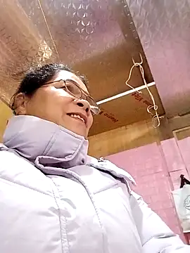 Snapshot of small-house123 chatting on 11/14/25, 02:10 small-house123 online show from 11/14/25, 02:10