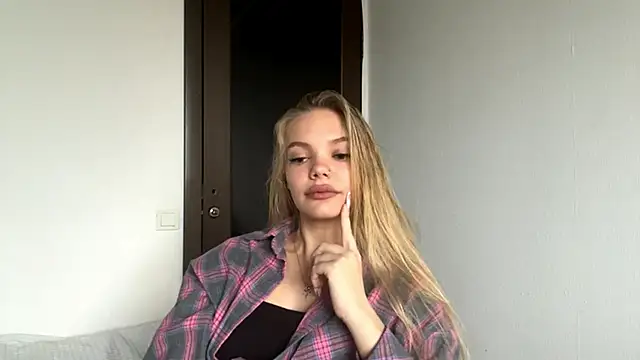 Snapshot of SweetAmelia69 chatting on 11/10/25, 05:28 SweetAmelia69 online show from 11/10/25, 05:28