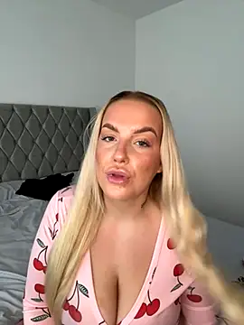 Snapshot of LeahLovexx chatting on 11/03/25, 10:16 LeahLovexx online show from 11/03/25, 10:16