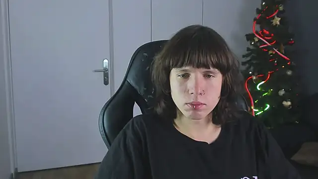 Snapshot of CutieKai_ chatting on 12/21/25, 10:06 CutieKai online show from 12/21/25, 10:06