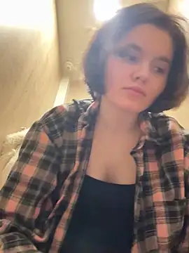 Snapshot of Xo_Laura chatting on 02/04/26, 12:00 Xo Laura online show from 02/04/26, 12:00