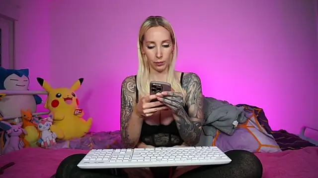 Snapshot of StellaCinderella chatting on 11/18/25, 02:32 StellaCinderella online show from 11/18/25, 02:32